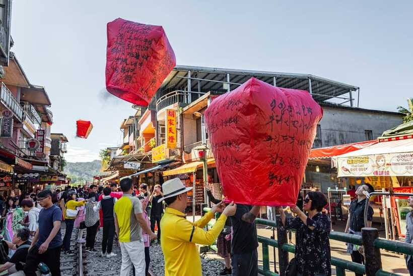 Taipei: Jiufen Night View and Shifen Day Tour - Shared tour or private outing?