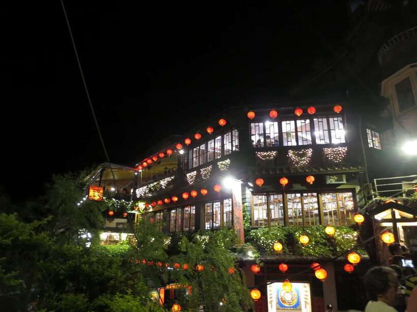 Taipei: Private City Sightseeing Tour with Driver - Shifen Old Street and the railway