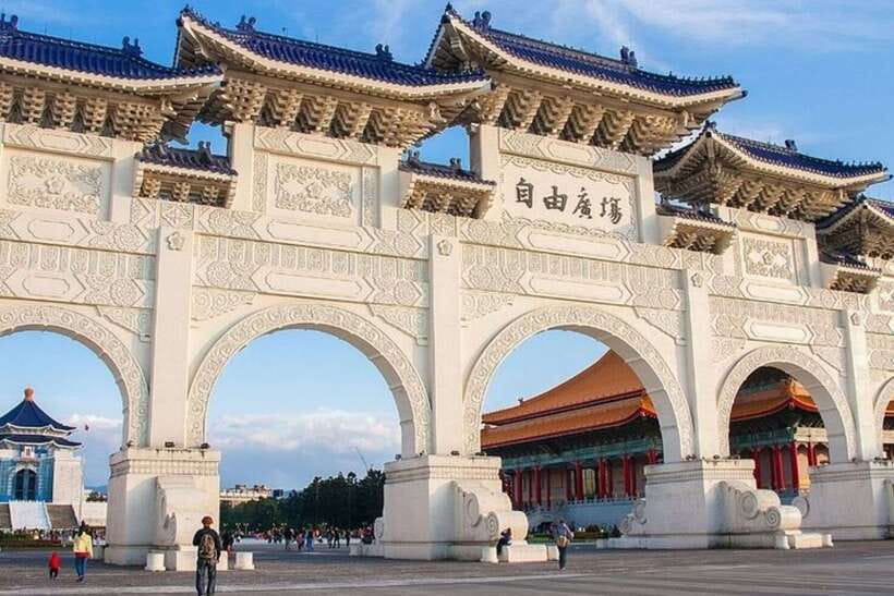 Taipei: Private custom tour with a local guide - Walking and public transport, not private driving