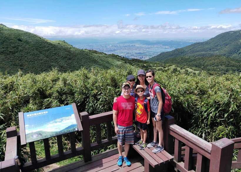 Taipei: Private Day Tour by Car - Dihua Street, snacks, and local shopping