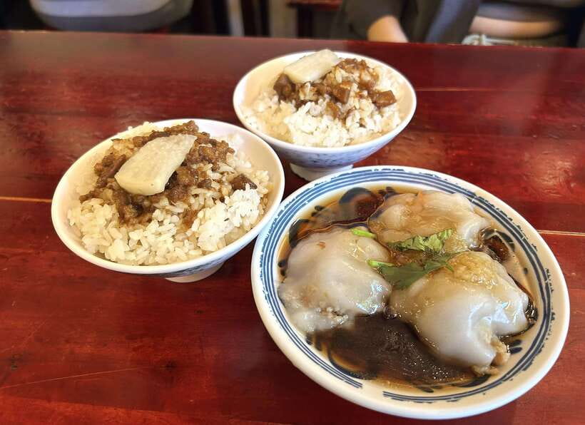 Taipei: Street Food & Hidden Eats Night Market Food Tour - Student food in the Taipei University district