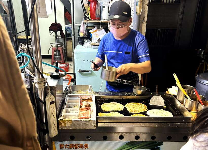 Taipei: Street Food & Hidden Eats Night Market Food Tour - Scallion pancake with egg and basil