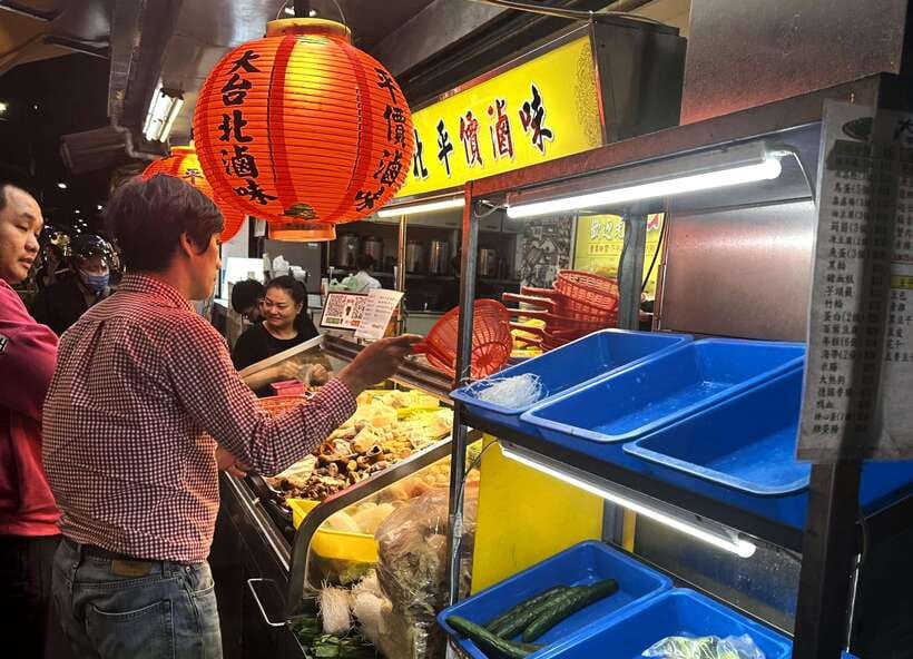 Taipei: Street Food & Hidden Eats Night Market Food Tour - What your guide adds to the meal