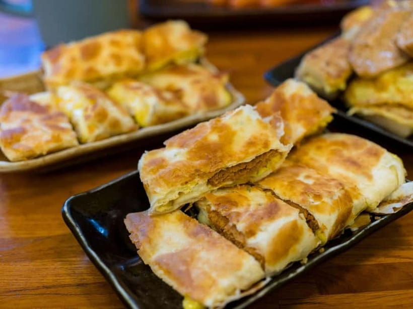 Taipei: Taiwan Traditional Breakfast & Market & Tea Tasting - Walking from the market toward Dihua Street