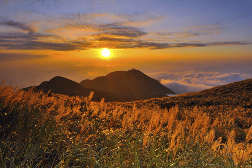 Taipei: Yangmingshan, Shifen, Jiufen & Yehliu Private Tour - Shifen Waterfall and the final walk
