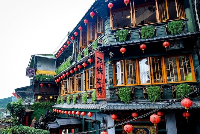 Taiwan TST: Private Tour Taipei Yehliu, Chaojing, Shifen, Jiufen - Shifen Old Street and the railway through town
