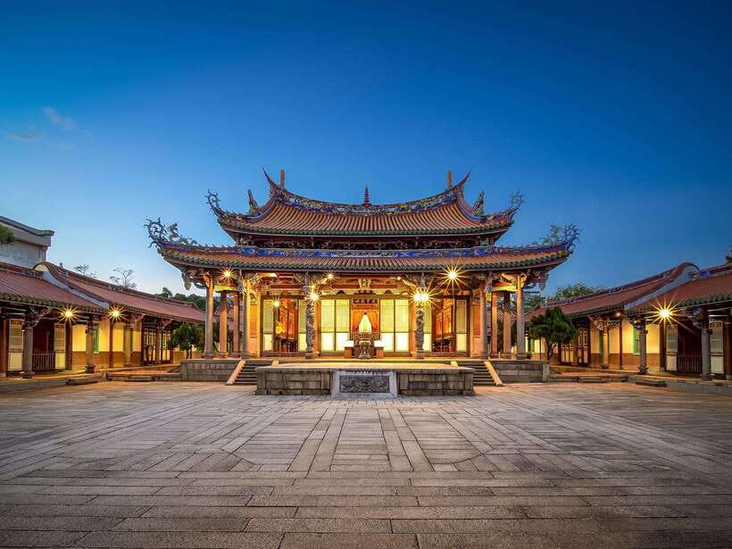 Taoyuan Airport: Layover Taipei City Tour - Lungshan Temple shows Taipei at prayer