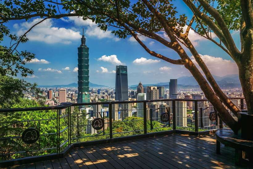 Taoyuan Airport: Layover Taipei City Tour - Food, shopping, and personal spending