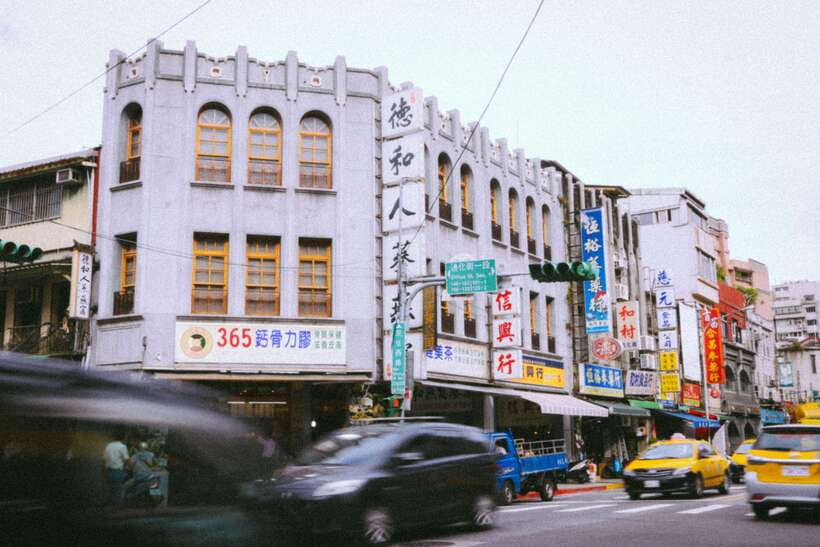 Vintage Taipei - Best of Taiwan and Sunset Walking Tour - Taipei Xia Hai City God Temple and 月老