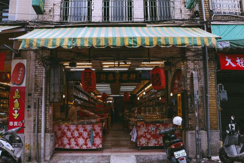 Vintage Taipei - Best of Taiwan and Sunset Walking Tour - The dockside food market and sunset finish