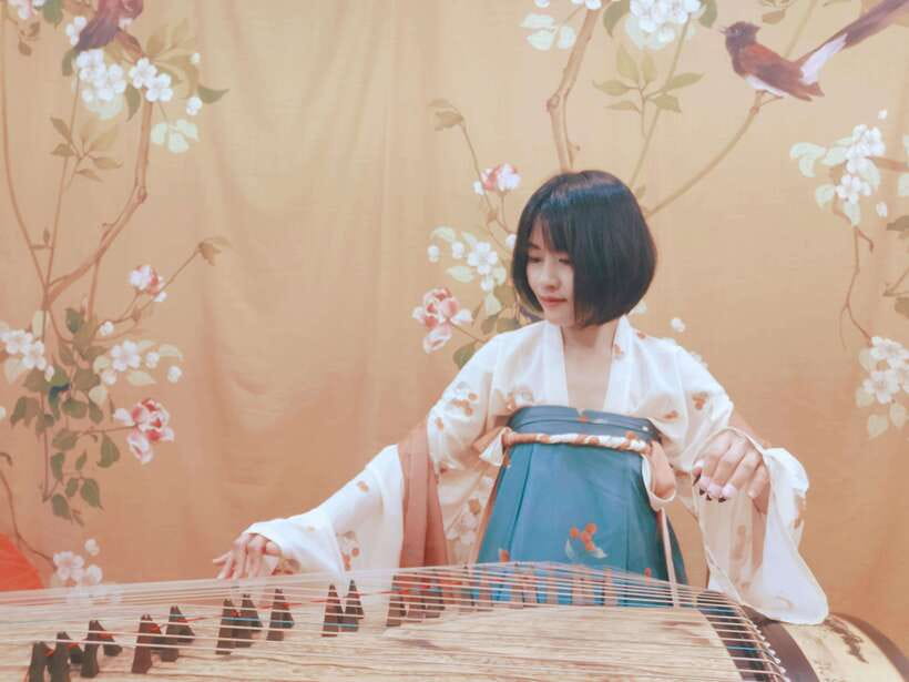 Wear Hanfu and play guzheng - Learning a melody on the guzheng