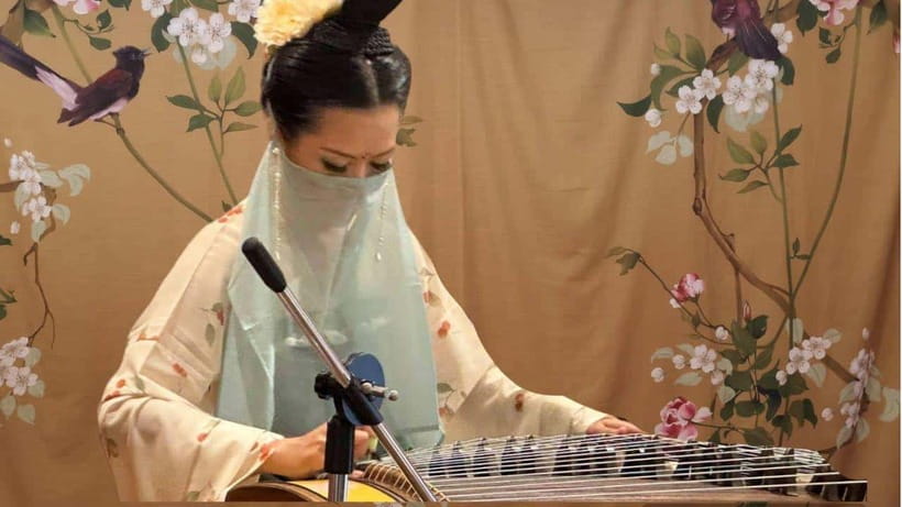 Wear Hanfu and play guzheng - Language support for international visitors
