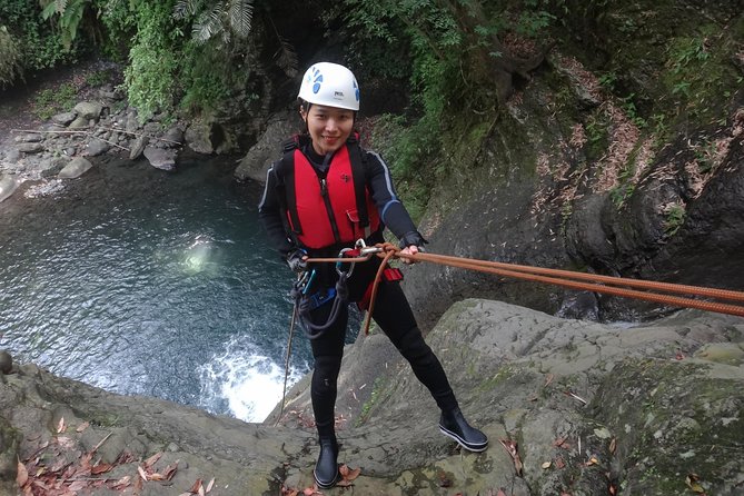 Yi-Hsin creek canyoning in northern Taiwan - Learning the ropes at the canyon entrance