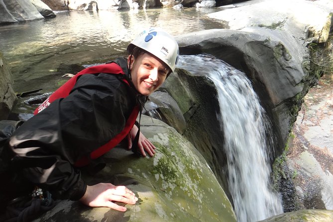 Yi-Hsin creek canyoning in northern Taiwan - Swimming, water jumps, and time to slow down